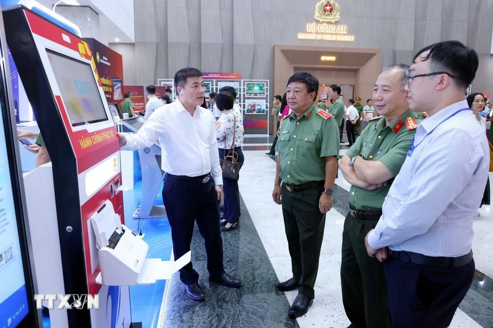 Đại biểu tham quan mô hình chuyển đổi số tại các đơn vị trong lực lượng Công an nhân dân.