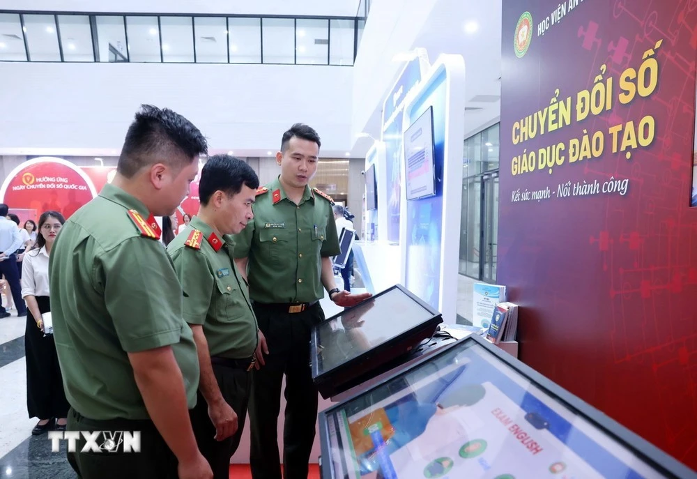 Đại biểu tham quan mô hình chuyển đổi số tại các đơn vị trong lực lượng Công an nhân dân.