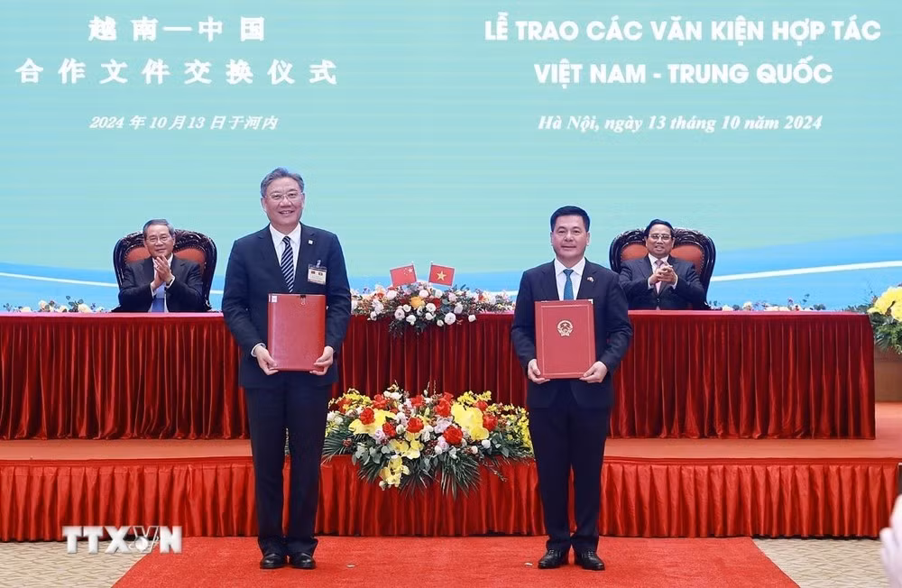 Thủ tướng Phạm Minh Chính và Thủ tướng Lý Cường chứng kiến trao Bản ghi nhớ giữa Bộ Công Thương Việt Nam và Bộ Thương mại Trung Quốc về tăng cường hợp tác xây dựng chuỗi cung ứng nông sản bền vững.