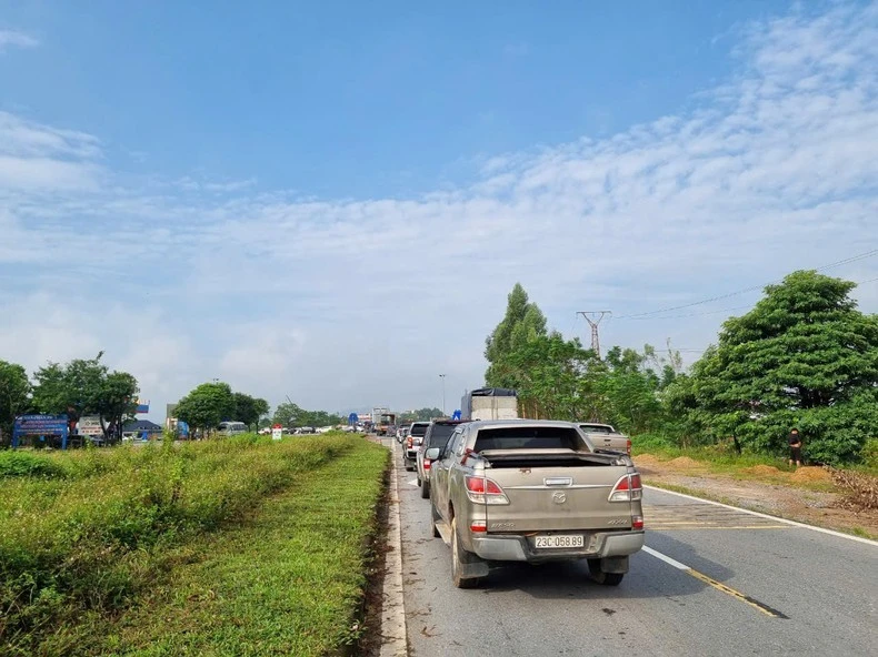 Tuy nhiên, tình trạng ùn ứ ở lối xuống cầu phao đã diễn ra đầu giờ sáng.