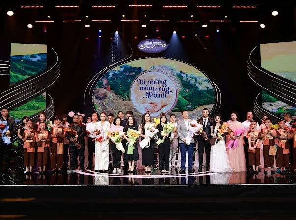 Các ca sĩ và nhiều đơn vị, tổ chức, cá nhân đã ủng hộ hơn hai tỷ đồng cùng nhiều hiện vật đến đồng bào vùng chịu thiên tai bão, lũ.