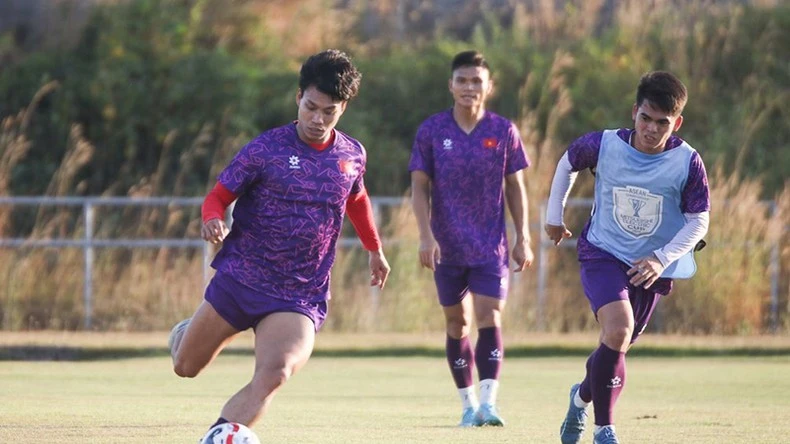 Các cầu thủ đội tuyển Việt Nam luyện tập chuẩn bị cho trận mở màn tại ASEAN Cup 2024.