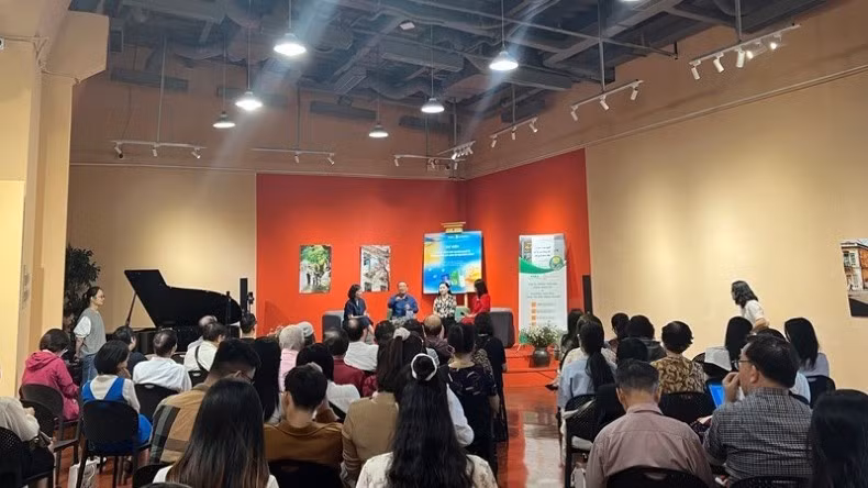 Buổi tọa đàm có sự tham gia của đông đảo người nghe.