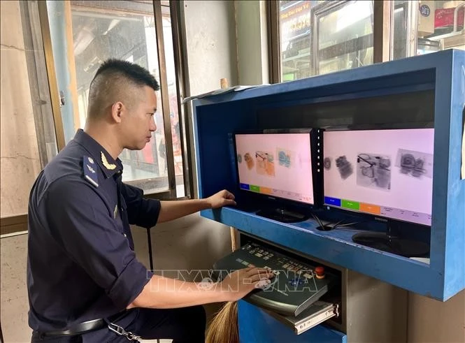 Hải quan Quảng Trị soi chiếu kiểm tra, kiểm soát hàng hóa xuất nhập khẩu qua Cửa khẩu quốc tế Lao Bảo.