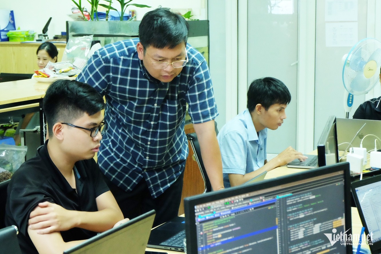 Anh Nguyễn Tiến Phúc cùng nhân viên hiệu chỉnh tính năng của phần mềm "khắc nhập, khắc xuất". 7-3077-970.jpg