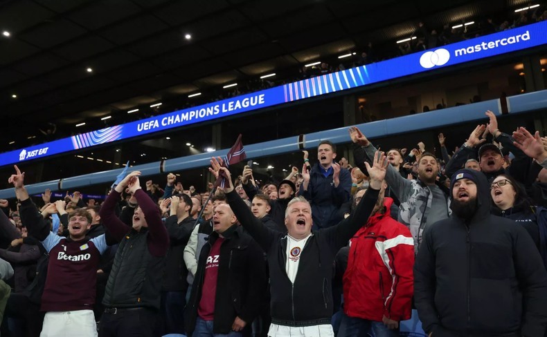 Người hâm mộ Aston Villa phấn khích khi Duran ghi bàn. Người hâm mộ Aston Villa phấn khích khi Duran ghi bàn.