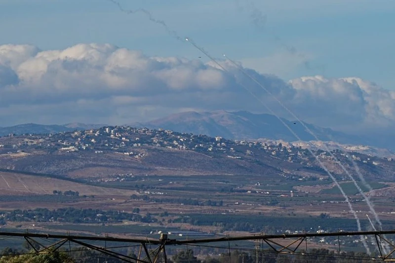 Hệ thống chống tên lửa của Israel đánh chặn tên lửa bắn từ Li-băng, gần Kiryat Shmona, miền Bắc Israel.