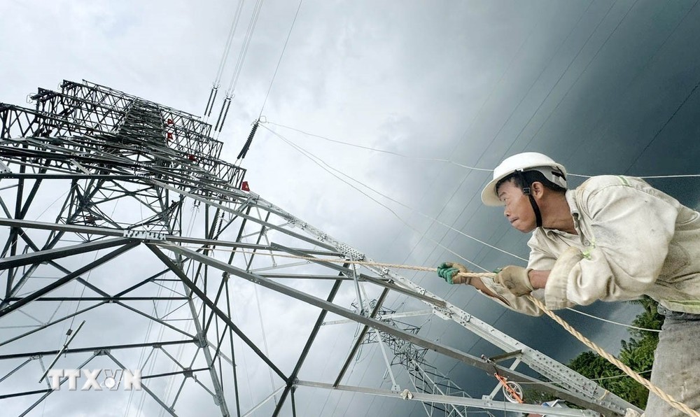 Công nhân thi công hoàn thành đường dây 500kV mạch 3. Công nhân thi công hoàn thành đường dây 500kV mạch 3.