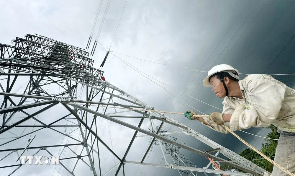 Công nhân thi công hoàn thành đường dây 500kV mạch 3.