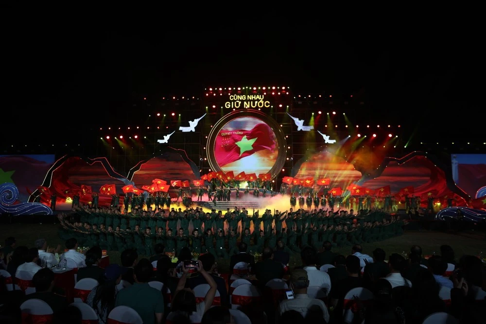 Sân khấu hoành tráng tại sân trước cổng Đoan Môn.