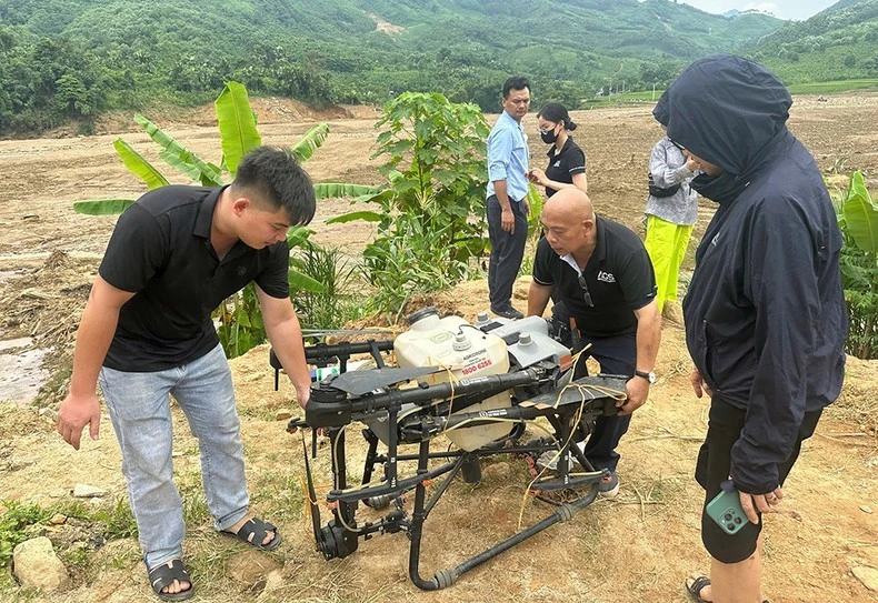 Thành viên đội bay triển khai thiết bị cho quá trình phun khử khuẩn.