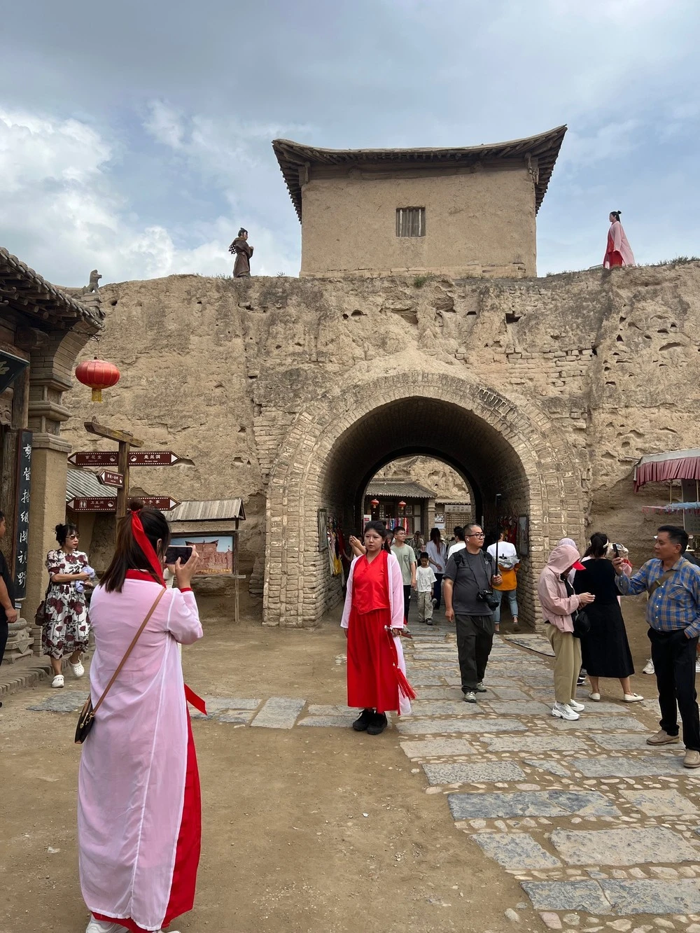 Các bạn trẻ thuê các bộ y phục cổ trang để "diễn" và chụp ảnh tại phim trường Phương Tây Trấn Bắc Bảo.