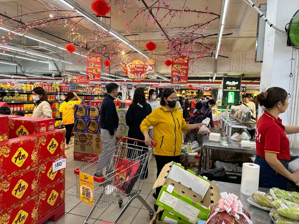 Người dân mua sắm hàng Tết tại siêu thị.