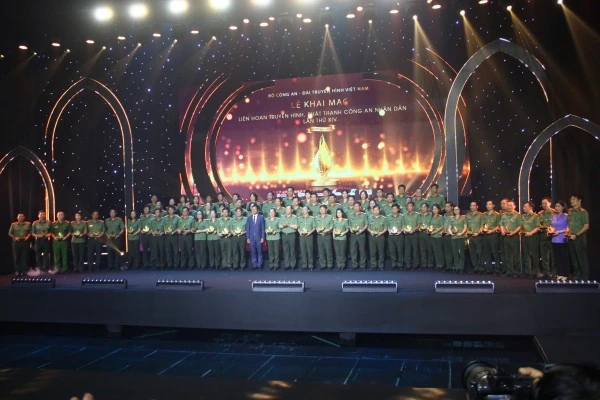 Thứ trưởng Bộ Công an Lê Văn Tuyến và Phó Tổng giám đốc Đài Truyền hình Việt Nam Đỗ Đức Hoàng trao Kỷ niệm chương cho 75 đơn vị tham gia Liên hoan.