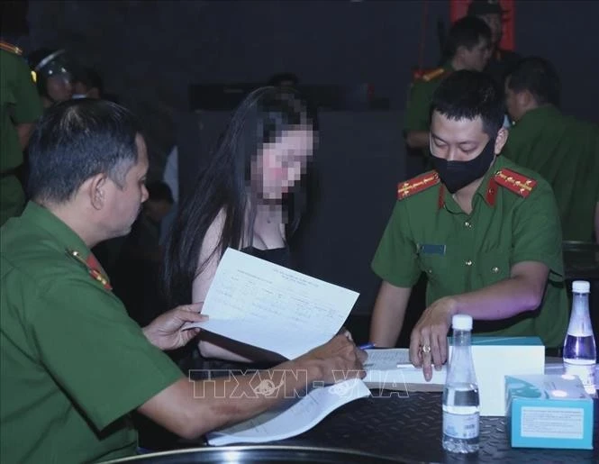 Lực lượng công an làm việc với đối tượng dương tính với chất ma túy.