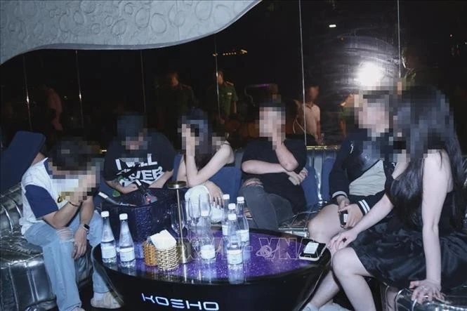 Lực lượng công an làm việc với đối tượng dương tính với chất ma túy.