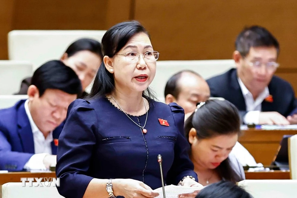 Đại biểu Quốc hội tỉnh Long An Phan Thị Mỹ Dung phát biểu ý kiến.