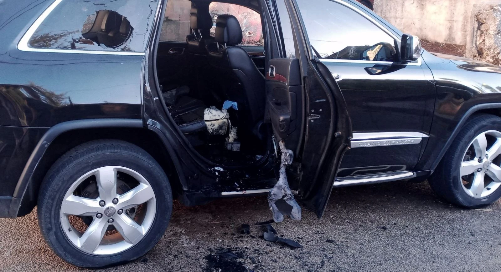 Một xe ô tô bị hư hại sau loạt vụ nổ bộ đàm tại Baalbek, Liban ngày 18/9/2024.