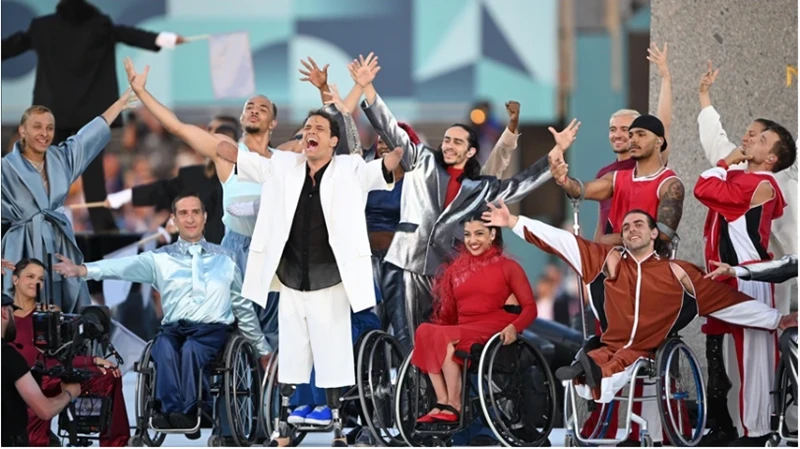 Ca sỹ và vũ công biểu diễn trong lễ khai mạc Paralympic Paris 2024.