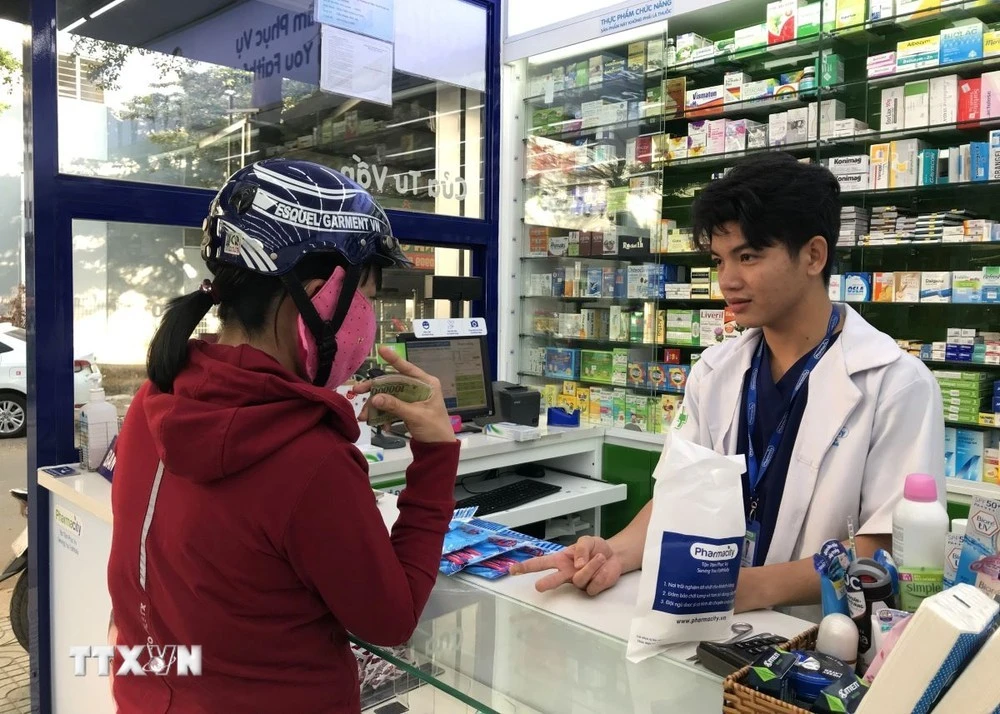 Người dân đến mua thuốc tại một cửa hàng thuộc hệ thống Pharmacity.