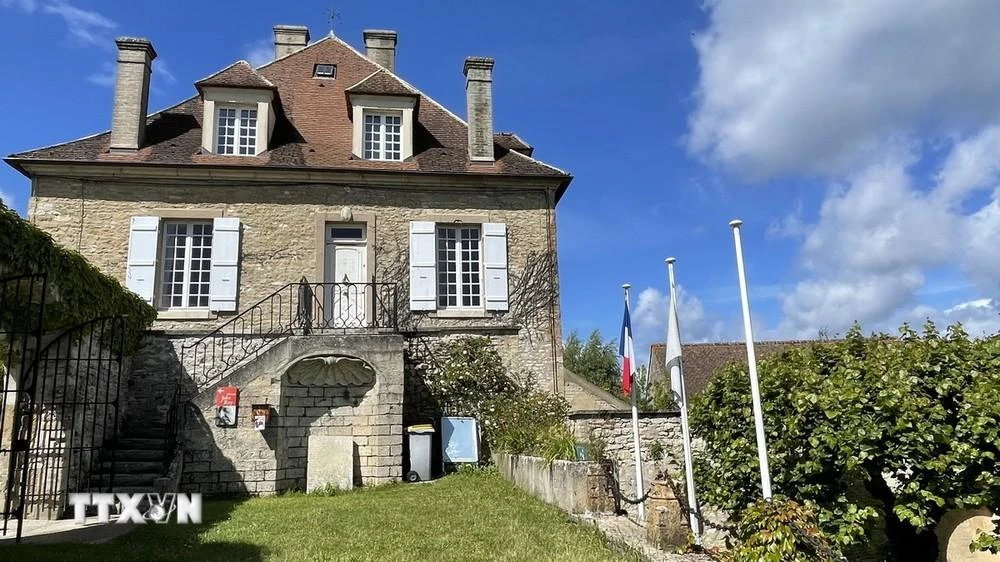 Ngôi nhà của nhà văn Jules Roy tọa lạc trên đỉnh đồi, nhìn ra những cánh đồng rộng mênh mông.