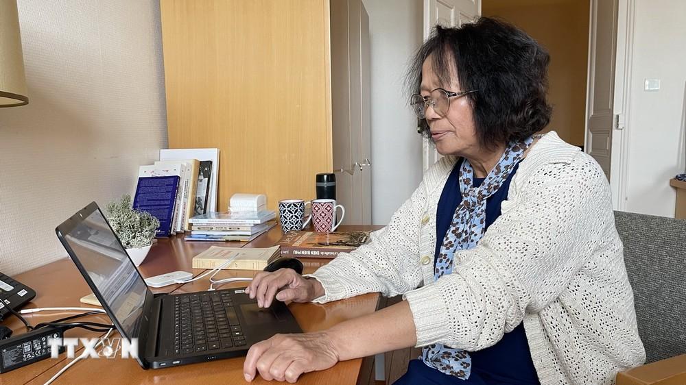 Bà Trần Thu Dung đang làm việc trong căn hộ dành cho các nhà văn ở và sáng tác.