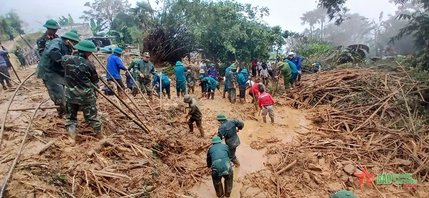 Các lực lượng tìm kiếm cứu nạn trên địa bàn xã A Lù (Bát Xát, Lào Cai).