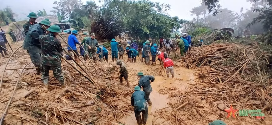 Các lực lượng tìm kiếm cứu nạn trên địa bàn xã A Lù (Bát Xát, Lào Cai).