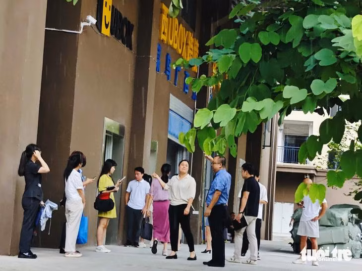 Một số người Việt qua khu livestream ở Bằng Tường (Trung Quốc), giáp biên giới với tỉnh Lạng Sơn để tìm hiểu mô hình kinh doanh.