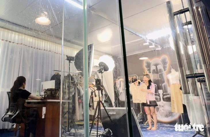 Khu livestream ở Bằng Tường (Trung Quốc) thuê người Việt bán hàng trên các sàn thương mại điện tử, với sản phẩm rất đa dạng.