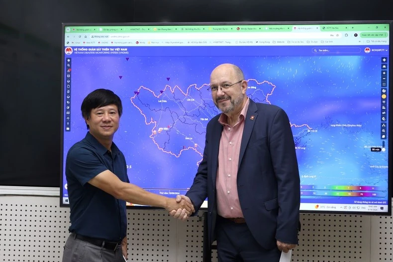 Cục trưởng Cục Quản lý đê điều và Phòng chống thiên tai Phạm Đức Luận và Ông Thomas Gass - Đại sứ đặc mệnh toàn quyền Thụy Sĩ tại Việt Nam.