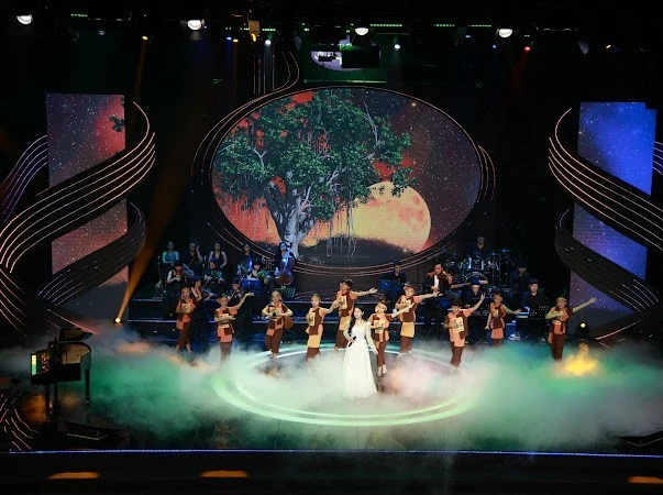 Tiết mục của sĩ Khánh Chi và vũ đoàn.