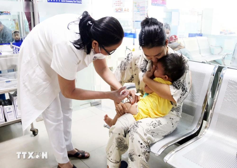 Nhân viên y tế tiêm vaccine phòng bệnh cho trẻ.