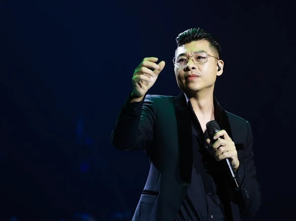 Ca sĩ Nam Tước trình bày ca khúc "Nủ ơi" do chính anh phổ nhạc bài thơ của Lưu Trọng Văn.