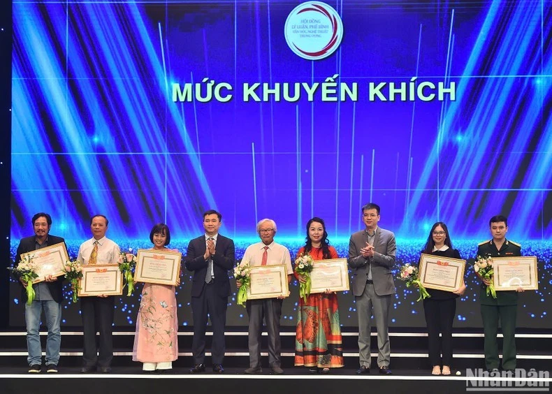 Ban tổ chức trao thưởng cho 09 tác phẩm đạt giải khuyến khích.