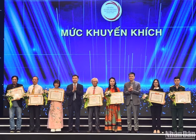 Ban tổ chức trao thưởng cho 09 tác phẩm đạt giải khuyến khích.