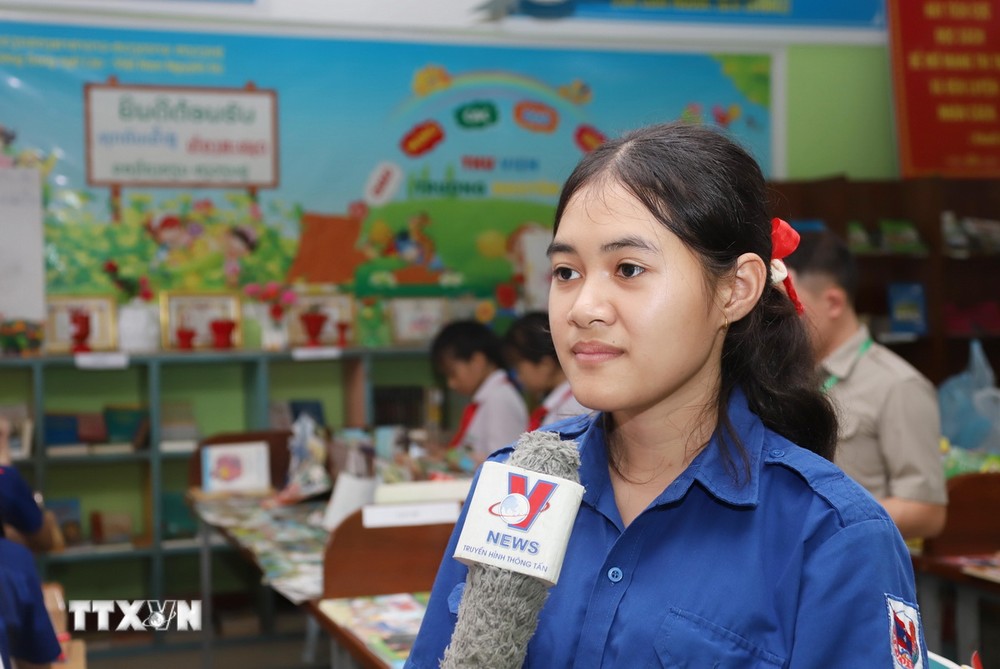 Em Monthaphone Inthalangsy, học sinh người Lào học tại Trường song ngữ Lào - Việt Nam Nguyễn Du chia sẻ cảm nhận về Bác Hồ. Em Monthaphone Inthalangsy, học sinh người Lào học tại Trường song ngữ Lào - Việt Nam Nguyễn Du chia sẻ cảm nhận về Bác Hồ.