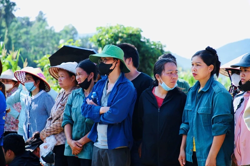 Người dân thôn Làng Nủ mong ngóng tìm được thi thể người thân mất tích.