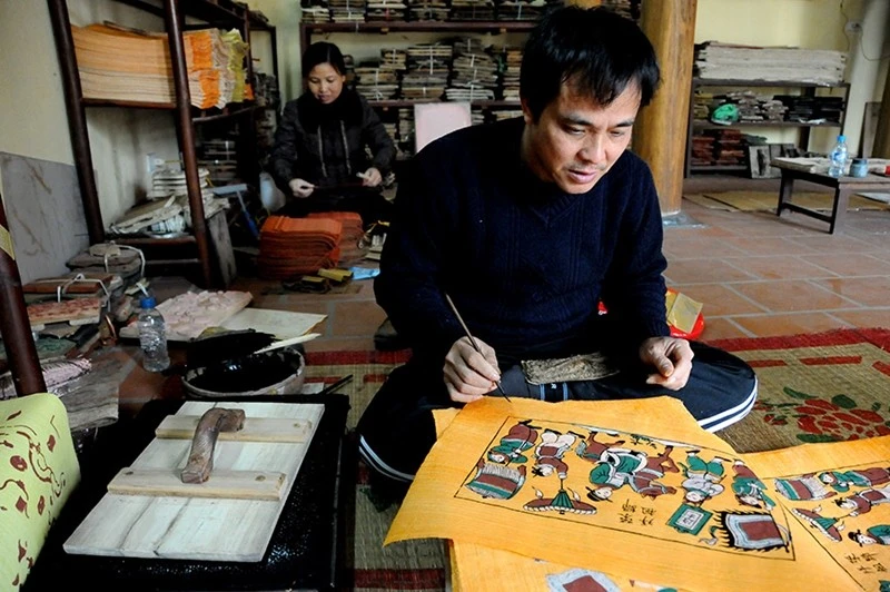 Chế tác tranh dân gian theo phương pháp truyền thống tại làng tranh Đông Hồ, huyện Thuận Thành, tỉnh Bắc Ninh.