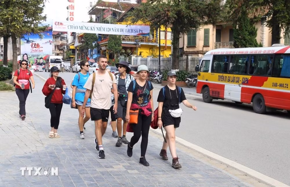 Khách du lịch quốc tế đến với Sa Pa.