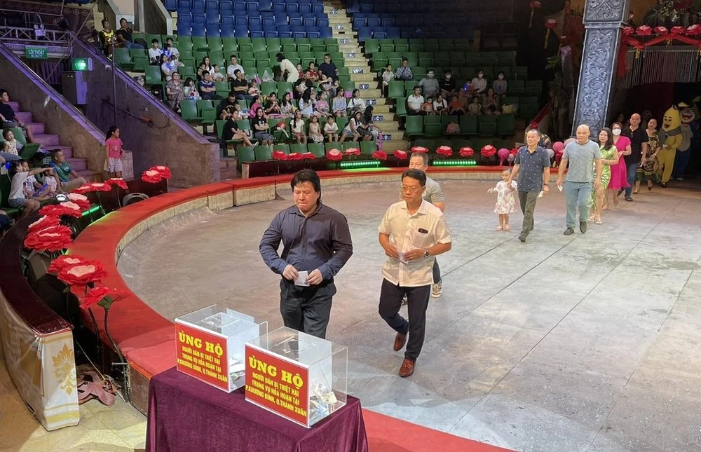 Giám đốc Liên đoàn Xiếc Việt Nam, Nghệ sỹ Nhân dân Tống Toàn Thắng (trái) cùng các nghệ sỹ của liên đoàn tham gia ủng hộ các nạn nhân vụ cháy chung cư mini.