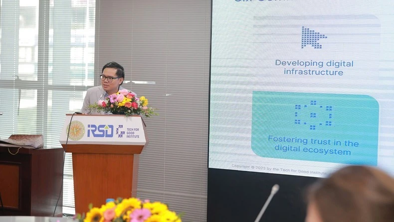 Ông Keith Detros, Quản lý chương trình Viện TFGI chia sẻ tại hội thảo.