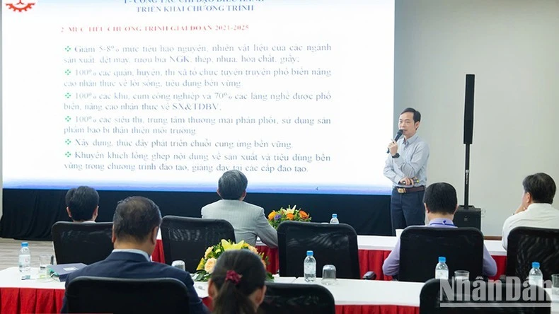 Đại biểu thông tin tại Hội nghị.