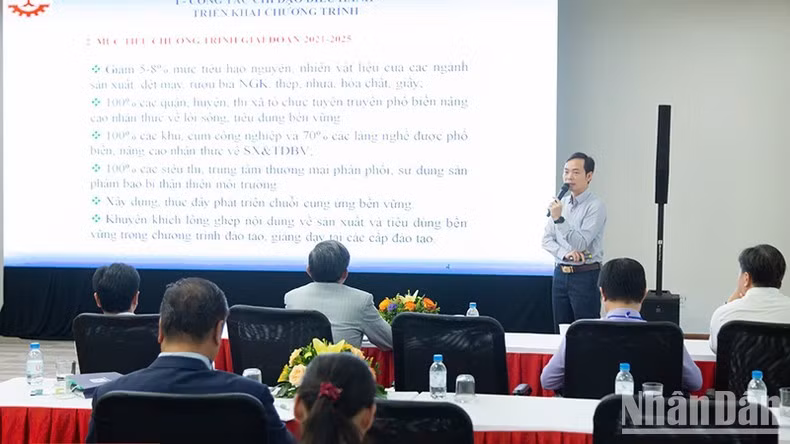 Đại biểu thông tin tại Hội nghị.