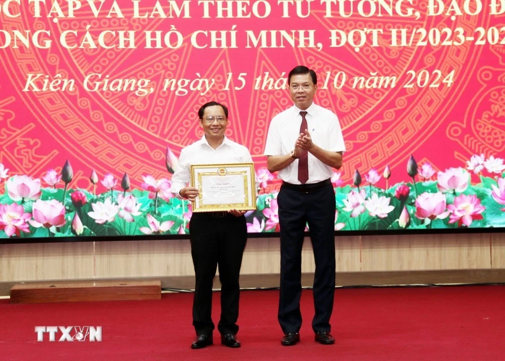 Phó Chủ tịch UBND tỉnh Kiên Giang Nguyễn Lưu Trung trao giải Nhất cho tác giả đạt giải viết về chính luận Bảo vệ nền tảng tư tưởng của Đảng.