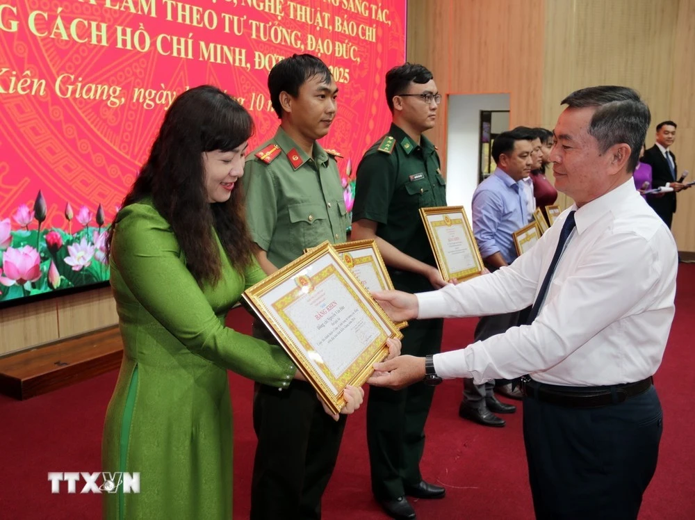 Trao giải báo chí cho các tác giả về học tập, làm theo tư tưởng, đạo đức, phong cách Hồ Chí Minh.