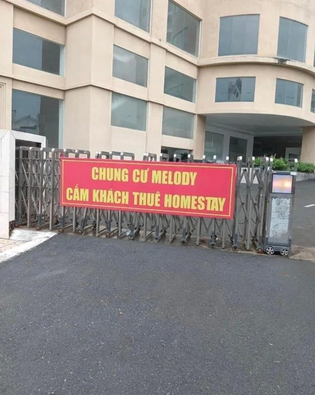 Chung cư treo biển cấm khách thuê homestay.