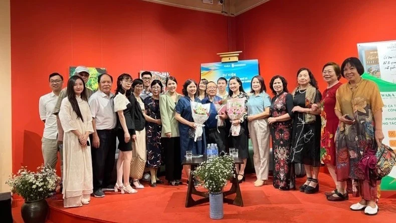 Các diễn giả và bạn đọc.