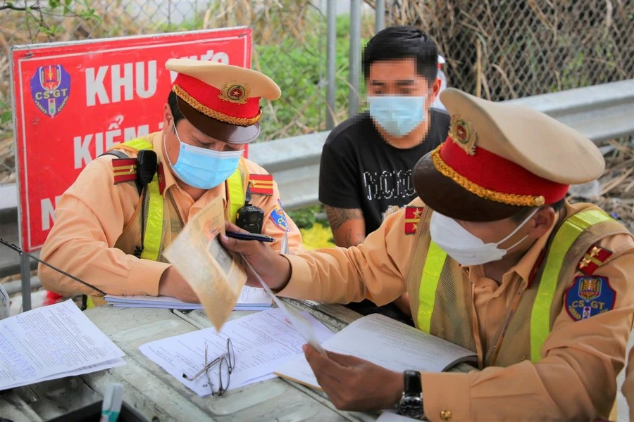 Cảnh sát giao thông lập biên bản lái xe vi phạm nồng độ cồn. Xử lý “không có vùng cấm”, ngoại lệ.