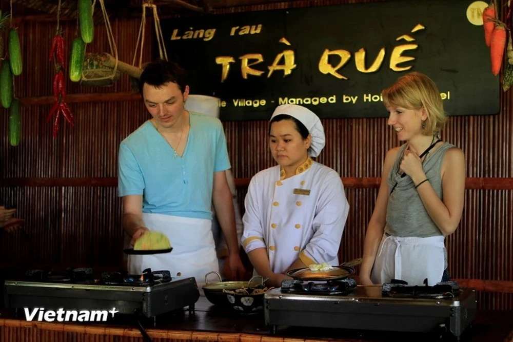 Du khách quốc tế trải nghiệm làm bánh xèo ở Hội An.